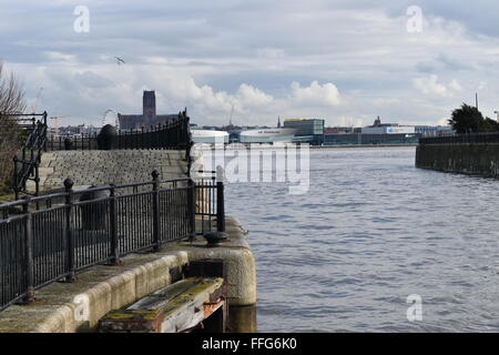 Guardando verso Liverpool da Woodside, Birkenhead., mostrando la Cattedrale anglicana, Liverpool Conference Centre e Echo Arena Foto Stock