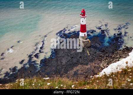 BEACHY HEAD, SUSSEX/UK - 11 maggio : il faro in bassa marea a Beachy Head nel Sussex su 11 Maggio 2014 Foto Stock