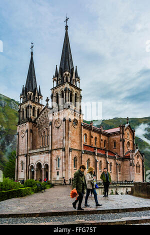 Basílica de Santa María la Real de Covadonga è una chiesa cattolica situata a Covadonga, Cangas de Onís, Asturias, Spagna Foto Stock