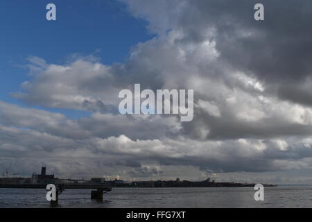 Liverpool da Birkenhead con Cattedrale Anglicana di distanza Foto Stock