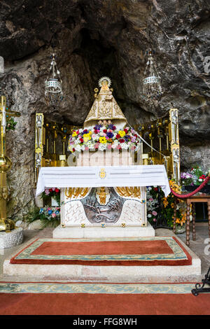 Vergine Maria. La Santa Cueva de Covadonga - Santa Grotta di Covadonga - è un santuario Cattolico si trova a Covadonga, Asturias Foto Stock