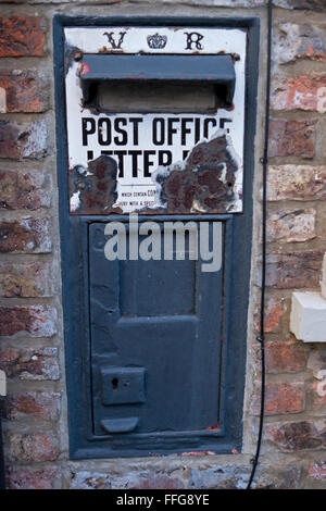 Un Victorian ghisa Post Office letter box in Louth, Inghilterra. Foto Stock