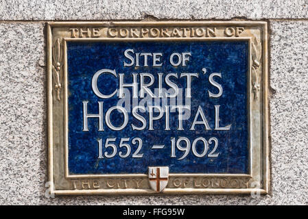 Un blu commemorative plaque sul sito del Cristo's Hospital (1552 - 1902) sul display su una parete in Londra, Regno Unito. Foto Stock