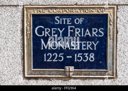 Un blu commemorative plaque sul sito del Grey friars monastero (1225 -1538) sul display su una parete in Londra, Regno Unito. Foto Stock