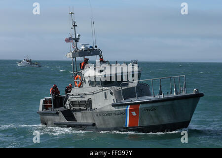 US Coast Guard 47-piede imbarcazione a motore Monterey off Half Moon Bay California Foto Stock