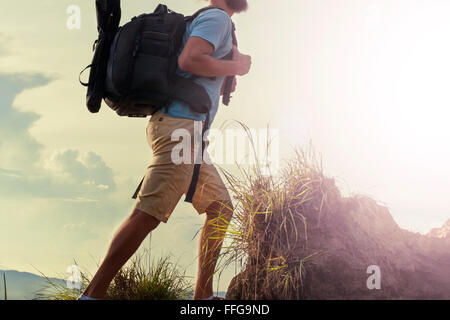 Gli escursionisti a piedi lungo un sentiero di montagna. Sunrise sulla cima della montagna - immagine di stock Foto Stock