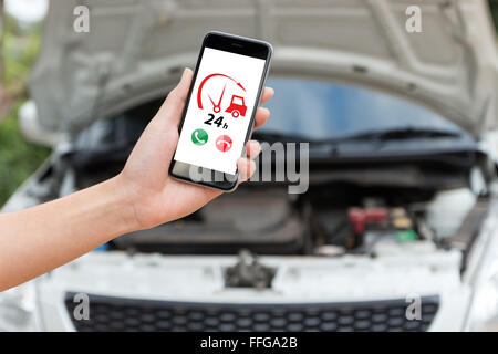 Mano azienda chiamata emergency car service application Foto Stock