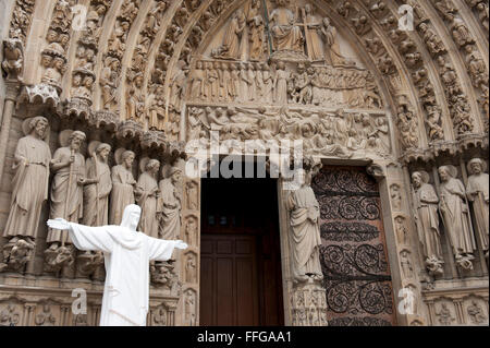 Ultima sentenza sulla facciata ovest della cattedrale di Notre Dame di Parigi, Ile de Paris, Francia Europa Foto Stock