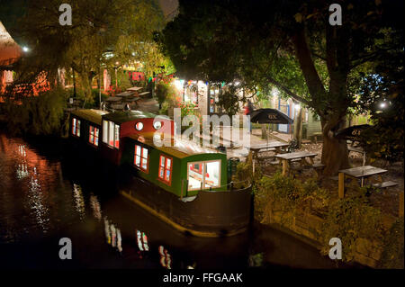 Canal Boat convertito in una sala da tè a 'la serratura Inn' Cafe, Kennet and Avon Canal in Bradford on Avon Wiltshire, Inghilterra REGNO UNITO Foto Stock