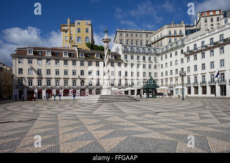 Piazza Comunale - Praca Do Municipio con il XVIII secolo pilastro chiamato Pelourinho (gogna) a Lisbona, Portogallo Foto Stock