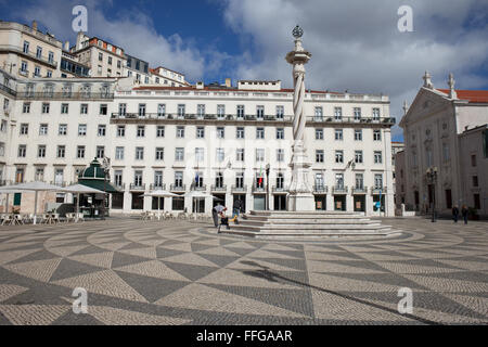 Piazza Comunale - Praca Do Municipio con il XVIII secolo pilastro chiamato Pelourinho (gogna) a Lisbona, Portogallo Foto Stock