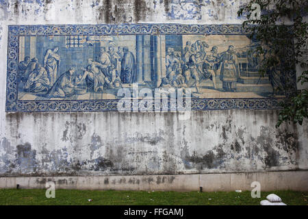 Azulejo piastrelle su Agues Livres acquedotto a parete in Lisbona, Portogallo Foto Stock