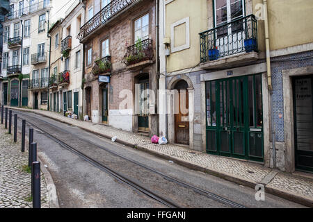 Edifici lungo Rua Poiais de Sao Bento street con tracciafile nella città di Lisbona, Portogallo Foto Stock