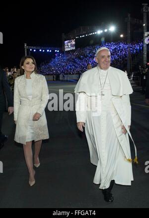 Città del Messico. 12 Feb, 2016. Papa Francesco è scortato dal messicano prima signora Angelica Rivera durante le cerimonie di arrivo all'Aeroporto Internazionale di Benito Juarez Febbraio 12, 2016 a Città del Messico. Foto Stock