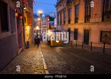 Calcada da Gloria via di notte nella città di Lisbona, Portogallo, Elevador da Gloria funicolare Foto Stock