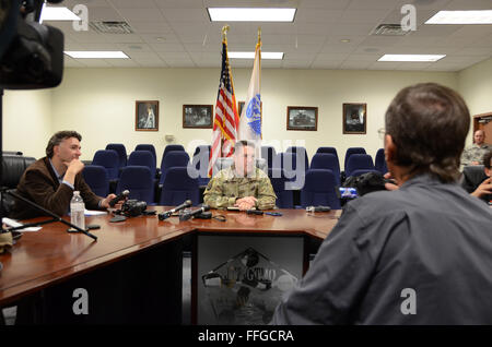 Camp colonnello comandante David Heath guantanamo cuba gtmo con bandiera americana conferenza stampa con custode giornalista David Foto Stock