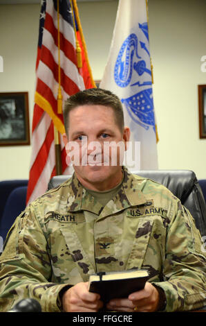 Camp colonnello comandante David Heath guantanamo cuba gtmo con bandiera americana azienda prenota conferenza stampa Foto Stock