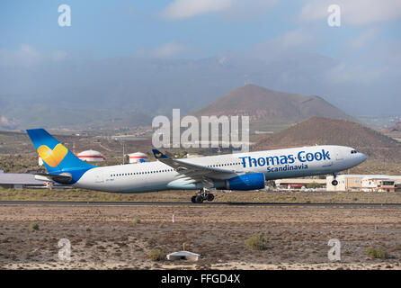 TENERIFE, Spagna - 13 gennaio: Thomas Cook Airbus A330 è il decollo dall'aeroporto di Tenerife Sud il 13 gennaio 2016. Foto Stock