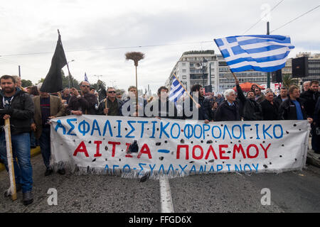 Atene, Grecia. Xiii Febbraio, 2016. Manifestanti con cartelli e bandiere sono visto di fronte al palazzo del Parlamento. Gli agricoltori in tutta la Grecia si riuniscono in piazza Syntagma ad Atene, per dimostrare contro la nuova assicurazione sociale bill, dettata dal memorandum tra la Grecia e i suoi creditori. Essi hanno già chiuso molte parti delle strade in tutto il paese durante gli ultimi trenta giorni. Credito: Kostas Pikoulas/Pacific Press/Alamy Live News Foto Stock