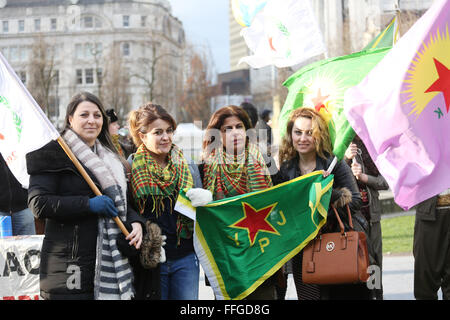 Manchester, Regno Unito. Xiii Febbraio, 2016. Un gruppo di donne di campagna elettorale in Manchester per il rilascio di Öcalan, sono titolari di una bandiera con una stella rossa su di esso. Manifestazione contro la detenzione di Abdullah Ocalan, uno dei membri fondatori dell'organizzazione militante il Kurdistan Partito dei lavoratori. Credito: Barbara Cook/Alamy Live News Foto Stock