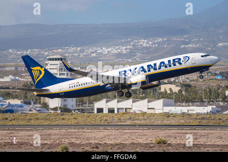 TENERIFE, Spagna - 31 gennaio: Ryanair Boeing 737-800 è tenuto fuori dall'aeroporto di Tenerife Sud il 31 gennaio 2016. Foto Stock