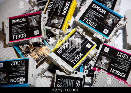 Un misto di selezione di inchiostro Epson cartucce in Ciano, Magenta Giallo e nero. Foto Stock