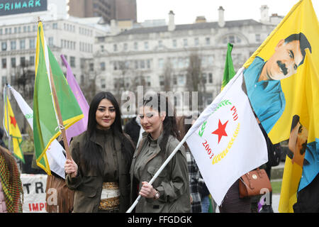 Manchester, Regno Unito. Xiii Febbraio, 2016. Le donne tenendo in mano le bandiere di Ocalan e lottare per la sua liberazione. Manifestazione contro la detenzione di Abdullah Ocalan, uno dei membri fondatori dell'organizzazione militante il Kurdistan Partito dei lavoratori. Credito: Barbara Cook/Alamy Live News Foto Stock