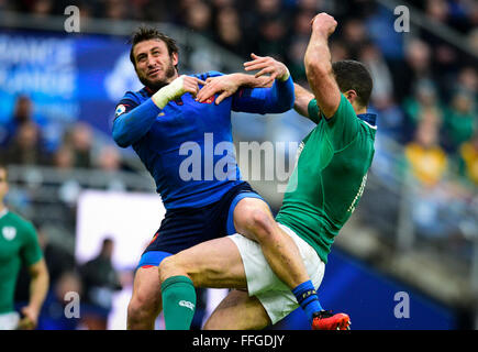 Stade de France, Parigi, Francia. Xiii Febbraio, 2016. 6 Nazioni di Rugby internazionale. Francia contro l'Irlanda. Maxime Medard ( Francia ) e Rob Kearney ( Irlanda ) sfida per la palla alta di credito: Azione Sport Plus/Alamy Live News Foto Stock