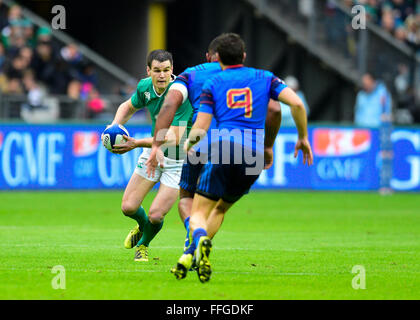 Stade de France, Parigi, Francia. Xiii Febbraio, 2016. 6 Nazioni di Rugby internazionale. Francia contro l'Irlanda. Jonathan Sexton ( Irlanda ) corre verso la sfida di Sebastien Bezy (9) Credito: Azione Sport Plus/Alamy Live News Foto Stock