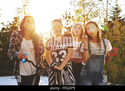 Gli adolescenti avendo divertimento mentre posa per la fotocamera al di fuori Foto Stock