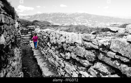 Trincea scavata nella roccia risalenti alla Prima Guerra Mondiale si trova sulle Alpi italiane. Foto Stock