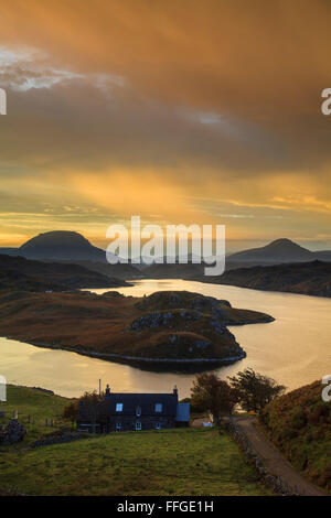 Una viva sunrise catturato alla fine di ottobre, dal di sopra della North Shore di Loch Inchard, vicino Kinlochbervie nel nord ovest della Scozia. Foto Stock
