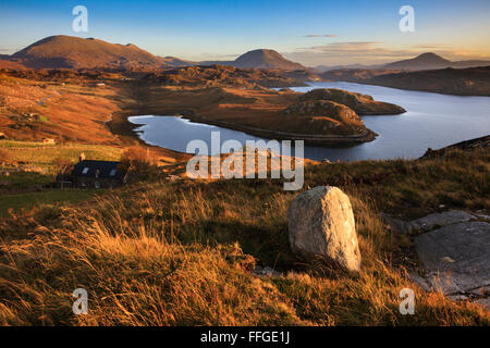 Loch Inchard vicino Kinlochbervie in Scotlan, con Foinaven, Arkle, Ben Stack nella distanza. Foto Stock