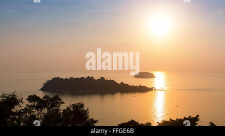 Bel tramonto su Koh Chang island, Thailandia. Foto Stock