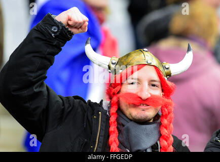 Stade de France, Parigi, Francia. Xiii Febbraio, 2016. 6 Nazioni di Rugby internazionale. Francia contro l'Irlanda. Ventola francese celebra la vittoria proprio credito: Azione Sport Plus/Alamy Live News Foto Stock