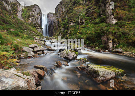 Una cascata nascosta in una fase retro valle sul lato settentrionale del Loch na Gammhich in Assynt, a nord-ovest della Scozia. Foto Stock