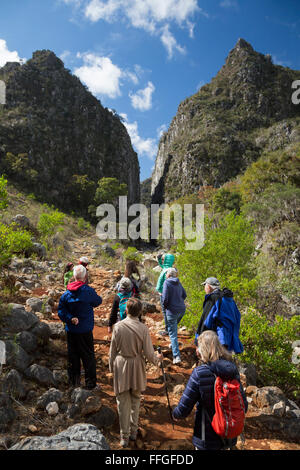Santiago Apoala, Oaxaca, Messico - i turisti escursione nei pressi del villaggio di Apoala, un piccolo paese di montagna. Foto Stock