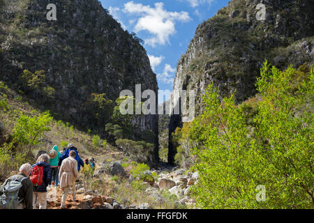 Santiago Apoala, Oaxaca, Messico - i turisti escursione nei pressi del villaggio di Apoala, un piccolo paese di montagna. Foto Stock