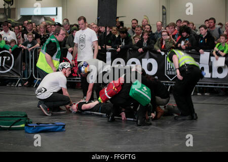 Londra, UK, 13 febbraio 2016, Stunt Bike Rider, Matt Jones, (UK) età 21 FMB classifica 26 corse per moto saracena, ha avuto una brutta caduta ed è stato portato in ospedale con sospetta frattura del braccio @Paolo Quezada Neiman/Alamy Live News Foto Stock