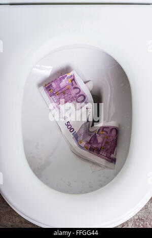 Il lavaggio cinquecento Euro giù il wc Foto Stock