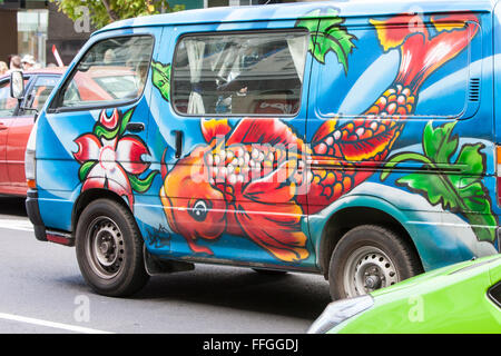 Colorfully colorfully dipinto,grafitti,graffiti,van,veicolo,auto, camper veicolo nel centro di Auckland, Nuova Zelanda. Foto Stock