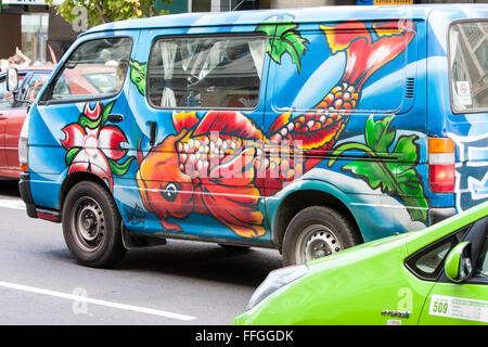 Colorfully colorfully dipinto,grafitti,graffiti,van,veicolo,auto, camper veicolo nel centro di Auckland, Nuova Zelanda. Foto Stock