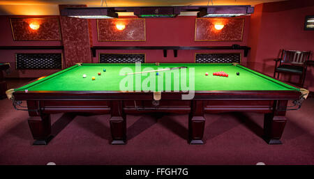 Tavolo da biliardo, impostato per il gioco Foto Stock