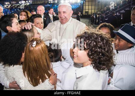 Città del Messico. 12 Feb, 2016. Papa Francesco saluta un gruppo di bambini durante le cerimonie di arrivo all'Aeroporto Internazionale di Benito Juarez Febbraio 12, 2016 a Città del Messico. Foto Stock