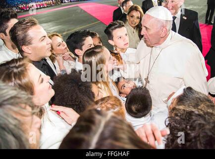 Città del Messico. 12 Feb, 2016. Papa Francesco saluta un gruppo di bambini durante le cerimonie di arrivo all'Aeroporto Internazionale di Benito Juarez Febbraio 12, 2016 a Città del Messico. Foto Stock