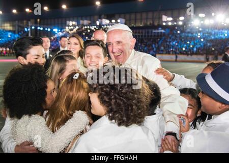 Città del Messico. 12 Feb, 2016. Papa Francesco saluta un gruppo di bambini durante le cerimonie di arrivo all'Aeroporto Internazionale di Benito Juarez Febbraio 12, 2016 a Città del Messico. Foto Stock