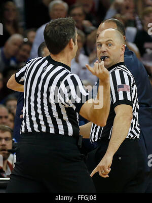 La Columbia, SC, Stati Uniti d'America. Xiii Febbraio, 2016. Arbitro Brian Shey, posteriore, guardato come arbitro Doug Sirmons, anteriore, espulso Kentucky Wildcats head coach John Calipari come l'Università di Kentucky ha giocato l'Università della Carolina del Sud a vita coloniale Arena in Columbia, SC., sabato 13 febbraio, 2016. Questa è la prima metà uomini college basketball azione. Credito: Lexington Herald-Leader/ZUMA filo/Alamy Live News Foto Stock