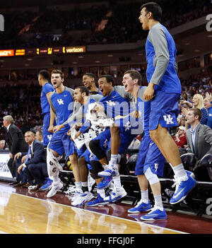 La Columbia, SC, Stati Uniti d'America. Xiii Febbraio, 2016. Il banco del Regno Unito hanno reagito con un Marcus Lee dunk off un assist da Tyler Ulis come l'Università di Kentucky ha giocato l'Università della Carolina del Sud a vita coloniale Arena in Columbia, SC., sabato 13 febbraio, 2016. Questa è la seconda metà uomini college basketball azione. Regno Unito ha vinto il 89-62. Credito: Lexington Herald-Leader/ZUMA filo/Alamy Live News Foto Stock