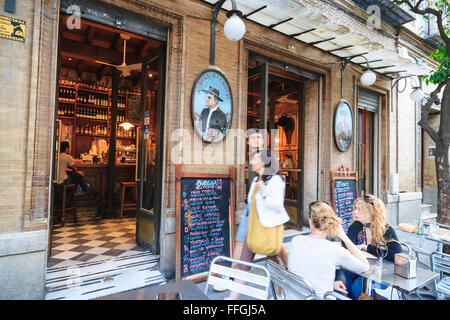 Persone a Bodega Belmonte nel quartiere Santa Cruz di Siviglia, in Andalusia, Spagna Foto Stock