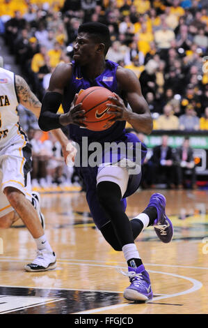 Wichita, Kansas, Stati Uniti d'America. Xiii Febbraio, 2016. Northern Iowa Panthers guard Wes Washpun (11) rigidi per il cestello nella seconda metà durante il NCAA pallacanestro tra Nord Iowa Panthers e Wichita State Shockers a Charles Koch Arena di Wichita, Kansas. Kendall Shaw/CSM/Alamy Live News Foto Stock